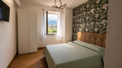 a bedroom with a bed and a window at B&B Venere Rooms in Pimonte