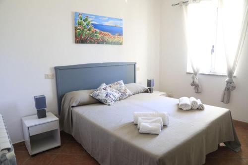 a bedroom with a bed with towels on it at House Mimma Tropea in Santa Domenica