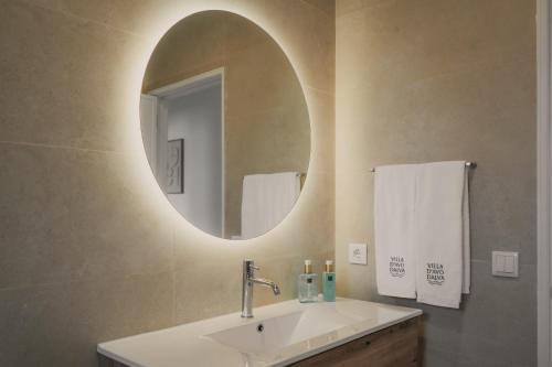 a bathroom with a sink and a mirror at Villa d'Avó Dalva in Vila Chã