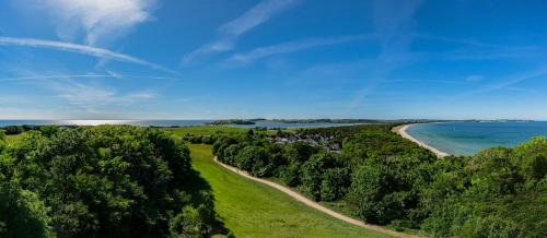 an overhead view of a group of people standing on a road next to the ocean at Boutique Hotel Villa Wahnfried Thiessow in Thiessow