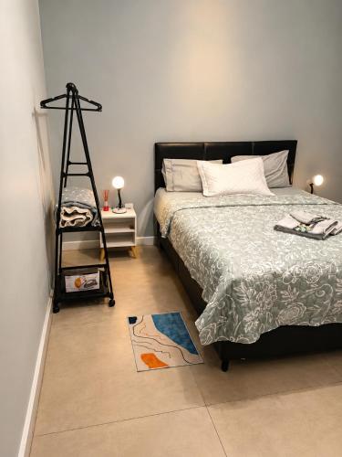 a bedroom with a bed with a ladder next to it at Casa Aconchegante com Espaço Gourmet in Itatiba
