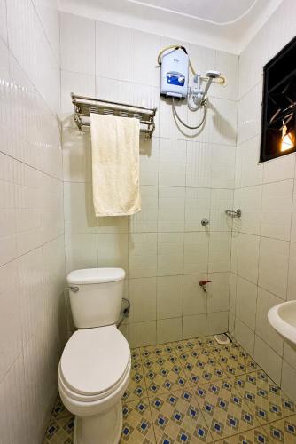 a bathroom with a toilet and a sink at Serenus Lounge in Senge