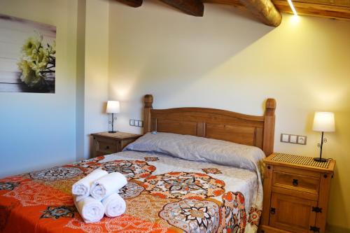1 dormitorio con 1 cama con toallas en La Llacuna, en Vila-sana