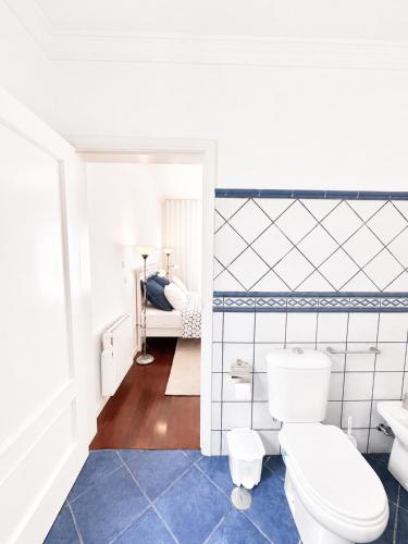 a bathroom with a toilet and a sink at Casa Conduto in Ponta do Sol