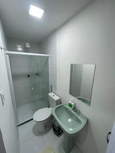 a bathroom with a toilet and a sink and a shower at Hotel Brisa Serrana no Centro de Serrinha in Serrinha