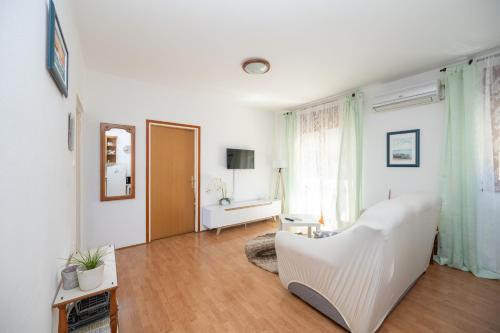 Apartments and rooms with parking space Palit, Rab - 22221