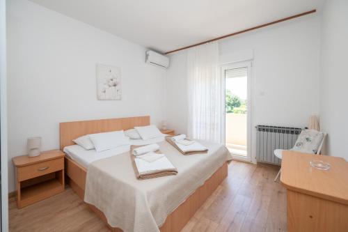 Apartments and rooms with parking space Palit, Rab - 22221