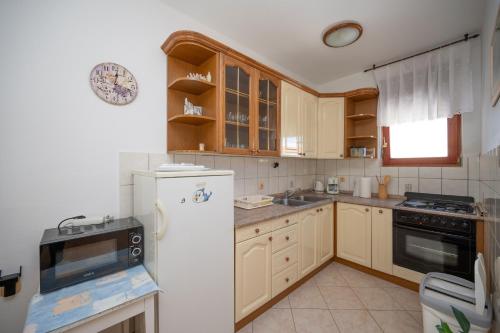Apartments and rooms with parking space Palit, Rab - 22221