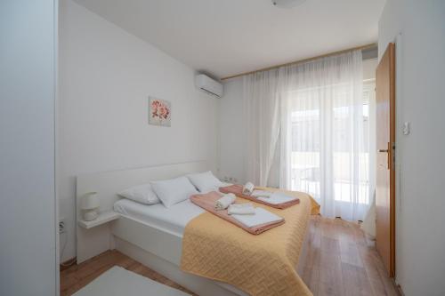Apartments and rooms with parking space Palit, Rab - 22221