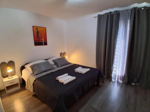 Apartments with parking space Rab - 27439