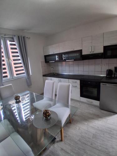 Apartments with parking space Rab - 27439