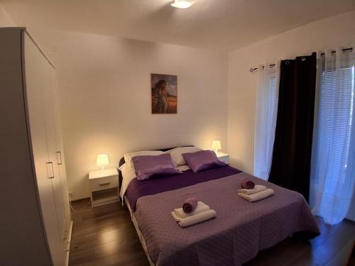 Apartments with parking space Rab - 27439
