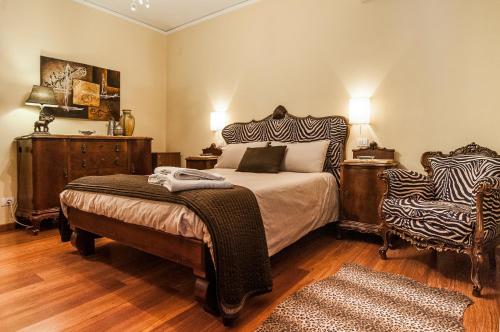 una camera da letto con un letto grande e una sedia di Villa Olga B&B a Formia