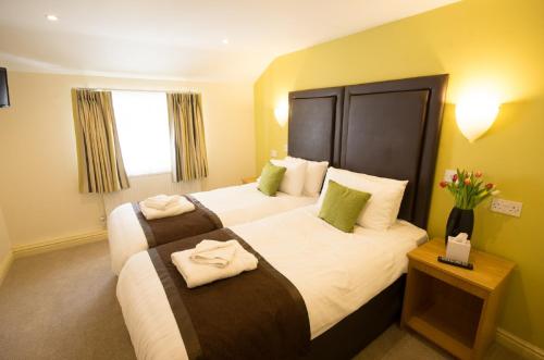Postel nebo postele na pokoji v ubytování Wakefield Limes Lodge