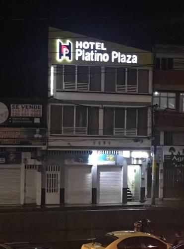 a hotel platino pizza sign on the side of a building at Hotel Platino Plaza in Dosquebradas