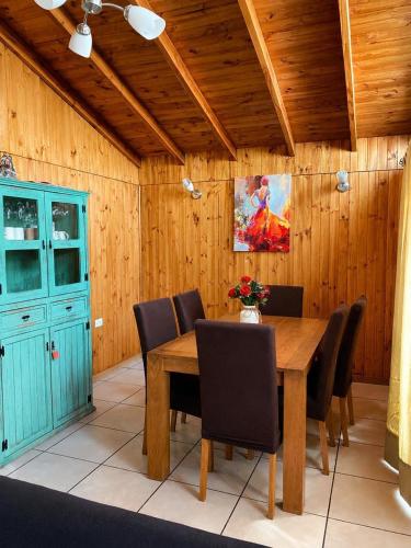 a dining room with a wooden table and chairs at Casa en Santiago equipada in Santiago