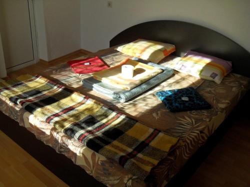 アプリルツィにあるRoden Dom Holiday Homeのベッド(毛布と枕の山付)