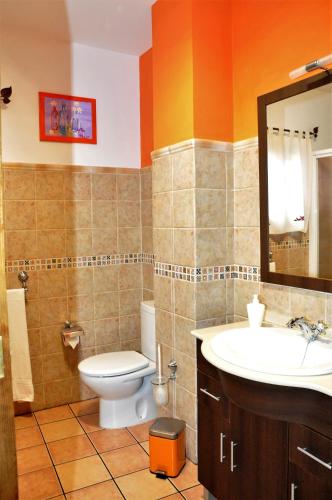 a bathroom with a toilet and a sink at Casa Paco Las Vegas in Valsequillo