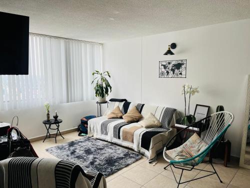 a living room with a couch and a chair at Lagom 406 Habitación en depa duplex in Mexico City