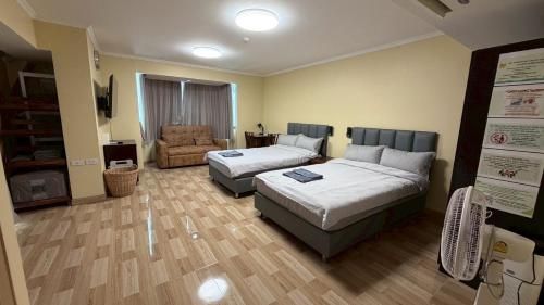 a hotel room with two beds and a couch at omni1818 in Bang Kapi