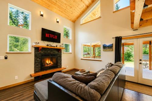 a living room with a couch and a fireplace at Compass Cabin by NW Comfy Cabins in Leavenworth