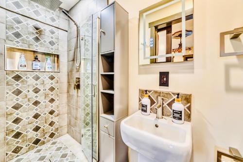a bathroom with a sink and a shower at Neocolonial Quarters in Vancouver