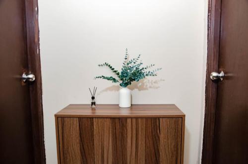 a vase of flowers sitting on top of a wooden cabinet at Casa Lumina in Tinuric
