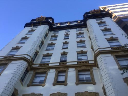 un edificio alto de color blanco con ventanas en The Architect en Washington