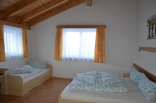 1 dormitorio con cama, sofá y ventana en Apart Claudia, en Nauders
