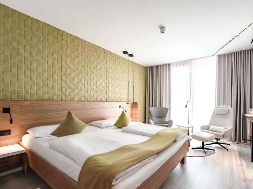 a bedroom with a large bed in a room at Novotel Karlsruhe City in Karlsruhe