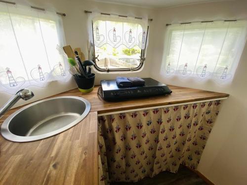 a kitchen counter with a sink in a caravan at Black Pearl in Pölitz
