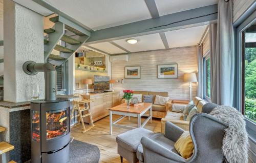 a living room with a fireplace in a tiny house at Maier Kirchheim in Kemmerode