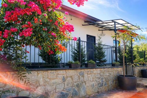 a house with flowers on a stone wall at 007Dickoya in Dikoya