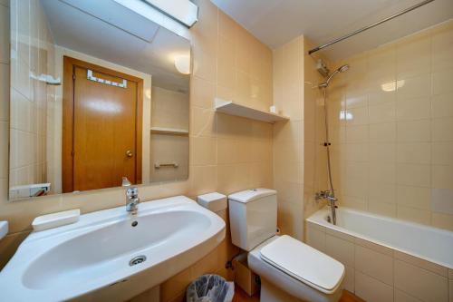 a bathroom with a sink and a toilet and a tub at Snow paradise in Naut Aran