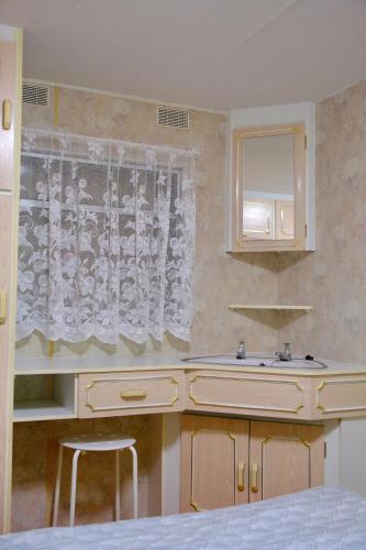 a kitchen with a sink and a mirror at Kalva Sumowo in Sumowo