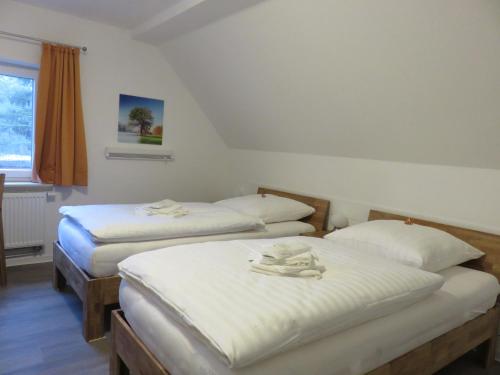 Postel nebo postele na pokoji v ubytování Bredeneeker Gasthaus