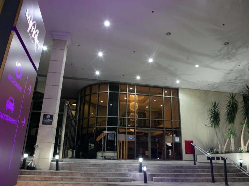 a large building with stairs in front of it at Mercure Sao Caetano do Sul in São Caetano do Sul