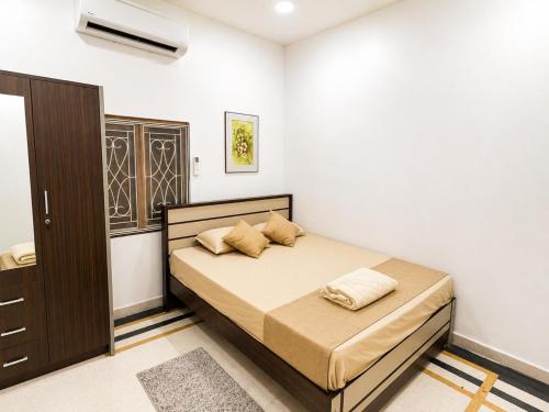 a bedroom with a bed in a room at DNN Brothers Villa in Jaffna