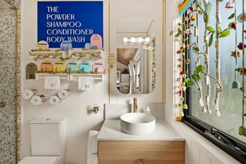 ein Badezimmer mit Waschbecken, Toilette und Spiegel in der Unterkunft Anadlu in Beechworth