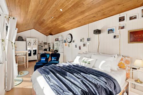 ein Schlafzimmer mit einem großen Bett und einer Holzdecke in der Unterkunft Anadlu in Beechworth