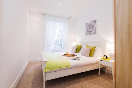 A bed or beds in a room at Dream South Kensington Apartment