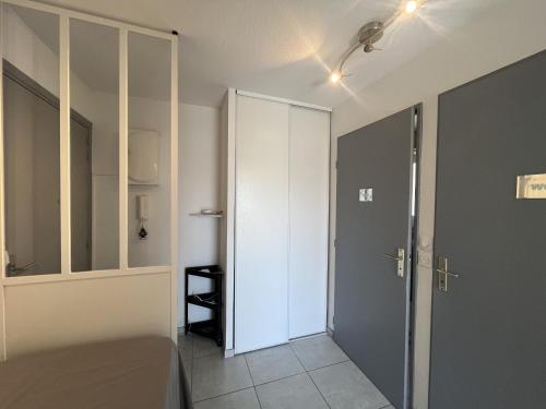 Frejus-Plage limite Port Frejus studio coin nuit