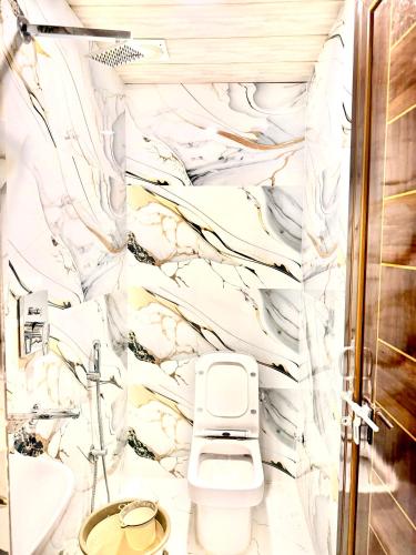 a white bathroom with a marble wall at Shiv Dham Palace in Varanasi