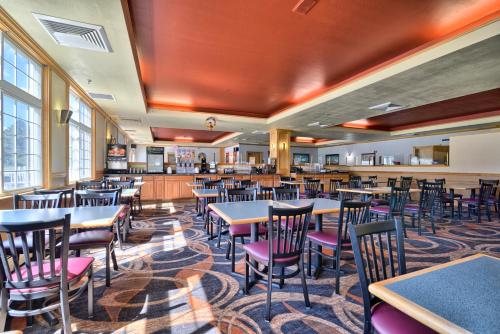 a restaurant with tables and chairs in a room at Cabot Inn & Suites in Lancaster