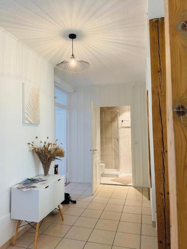 a hallway with a white room with a ceiling at Heure Cosy in La Chaux-de-Fonds
