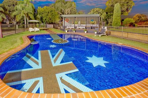 a large swimming pool with a star painted on it at Econo Lodge Savannah Park Tamworth in Tamworth