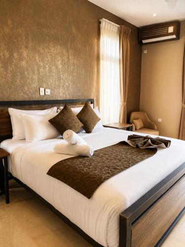a bedroom with a large bed in a room at The Manor Hanthana in Kandy
