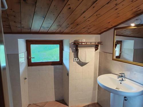 a bathroom with a sink and a window at Chalet Amandola in Moglietta