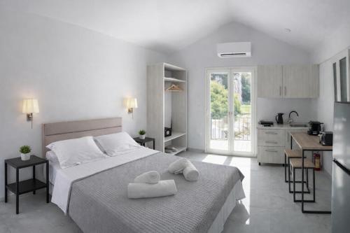 ein Schlafzimmer mit einem Bett, auf dem zwei Handtücher liegen in der Unterkunft Theta Project in Stavros