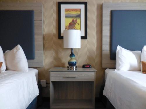 Katil atau katil-katil dalam bilik di SilverStone Inn & Suites Spokane Valley